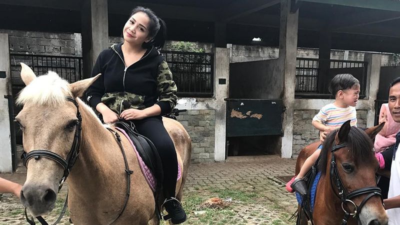 Instagram Nagita Slavina dan Raffi Ahmad - Rafathar naik kuda