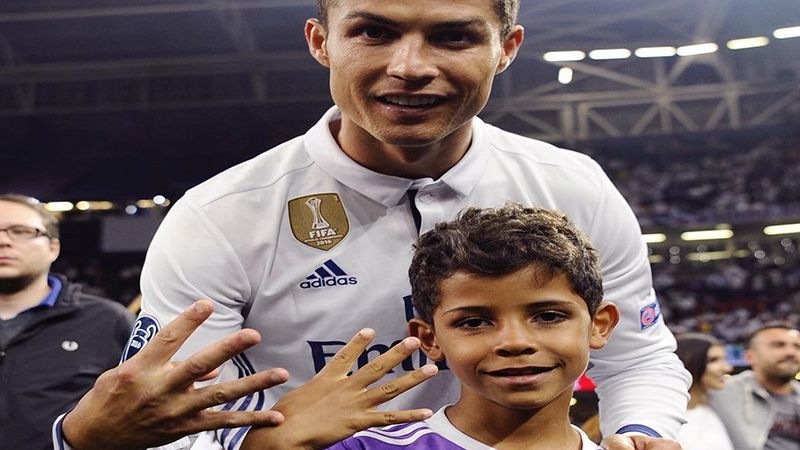 Con trai của Cristiano Ronaldo - Lễ kỷ niệm chức vô địch