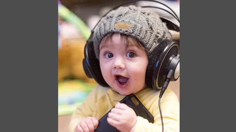 Foto foto bayi lucu - Mendengarkan musik