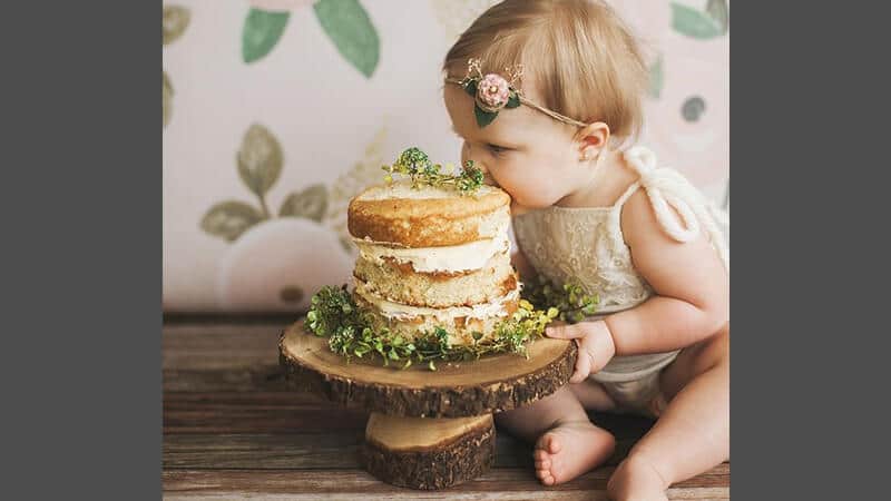 Foto foto bayi lucu - Bayi makan kue