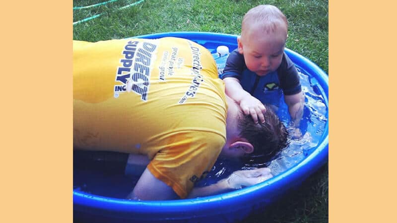 Foto foto bayi lucu - Mencelupkan muka ayah ke air