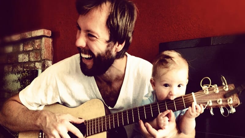 Foto foto bayi lucu - Memakan gitar