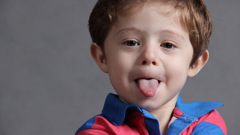 Foto foto bayi lucu - Anak laki laki menjulurkan lidah