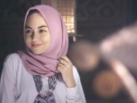 Tutorial Hijab Segi Empat Simple - Jilbab Merah Muda