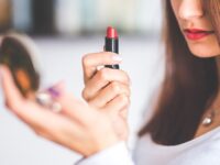 Video Cara Memakai Make Up yang Benar - Cewek Pakai Lipstik