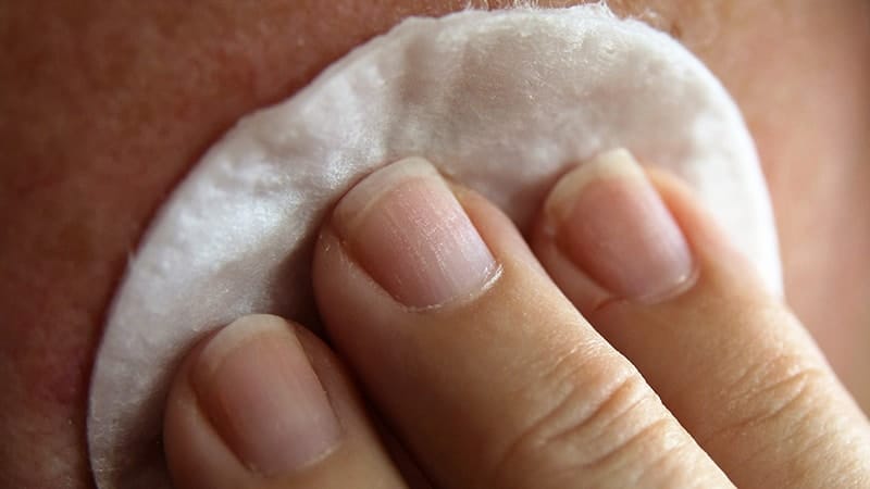 Cara merawat wajah berminyak - Membersihkan muka