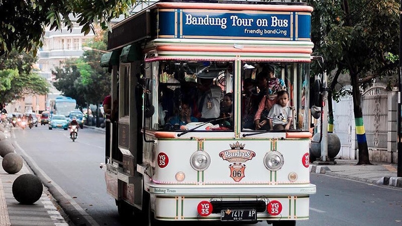 Tempat Wisata di Bandung - Bus Bandros