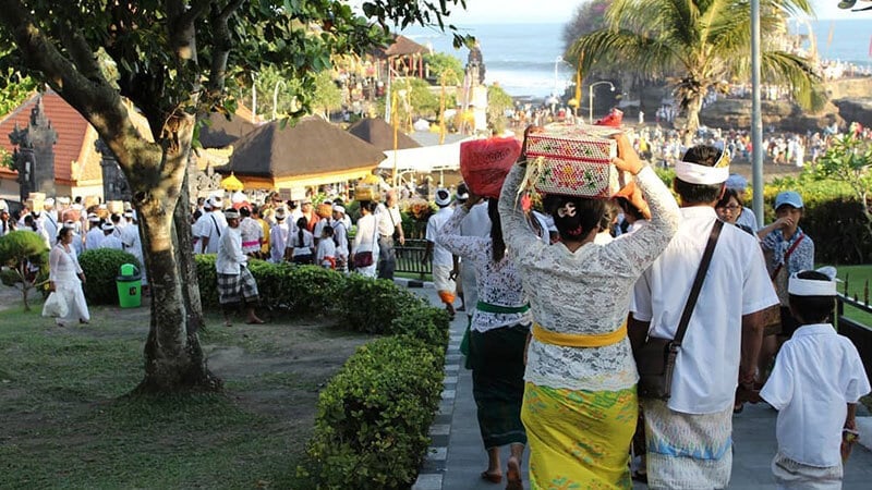 Tempat wisata Tanah Lot Bali - Umat Hindu