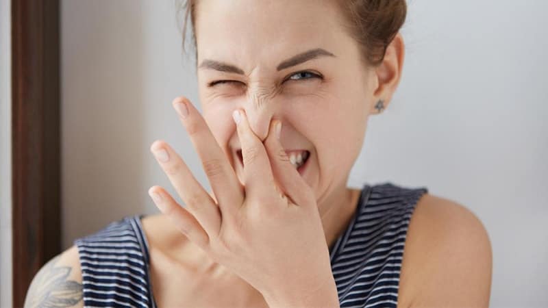 Ciri CIri Cream Pemutih Wajah Berbahaya - Perempuan Menutup Hidung