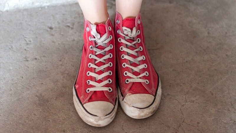 Model sepatu kets wanita - Sepatu merah