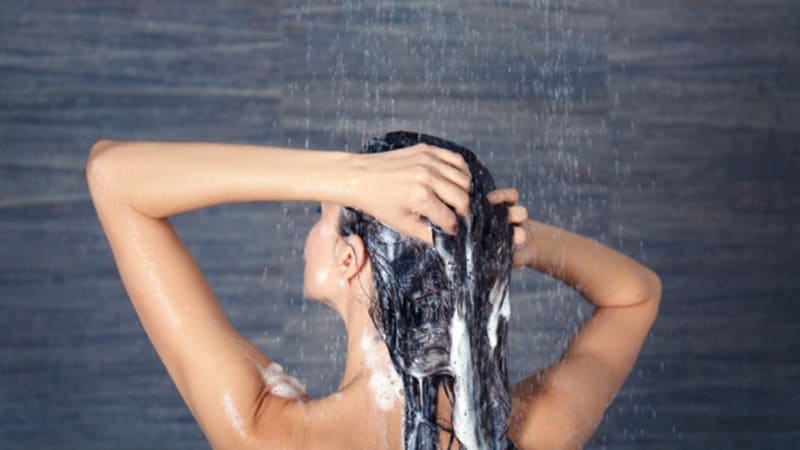 Cara Mengatasi Ketombe dan Gatal - Perempuan Mencuci Rambut