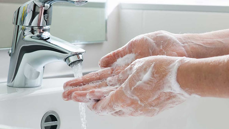 Cara Merawat Wajah Berjerawat - Mencuci Tangan