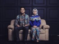 Model baju batik couple modis - Pasangan berbaju batik