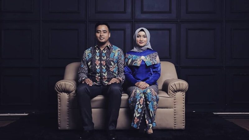 Model baju batik couple modis - Pasangan berbaju batik