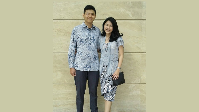 Model baju batik couple modis - Sarimbit kebaya