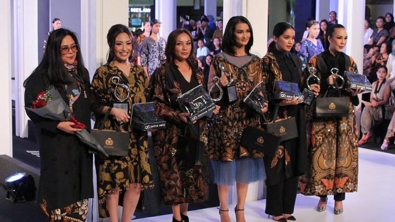 Model dress batik elegan - Gaun artis