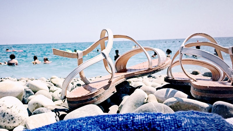 Model Sepatu Sandal Wanita - Sepatu Sandal di Pantai
