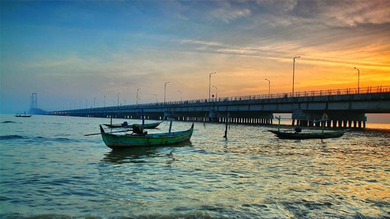 Wisata Jembatan Suramadu Surabaya - Perahu Nelayan