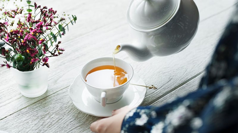 manfaat minum teh di pagi hari - menuangkan teh