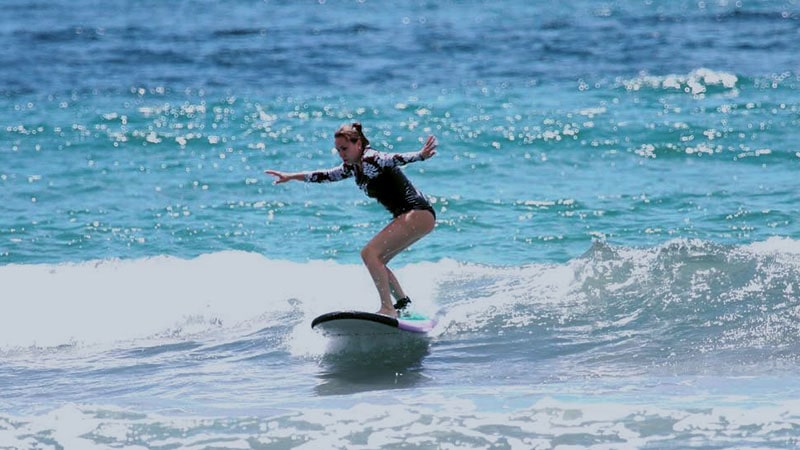 wisata pantai kuta bali - belajar surfing