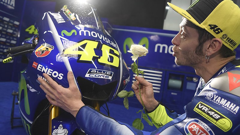 Biodata Valentino Rossi lengkap - Vale memberi bunga pada motornya