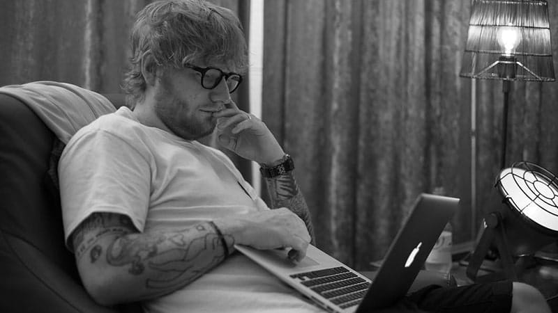 Biodata Ed Sheeran - Sedang bermain laptop
