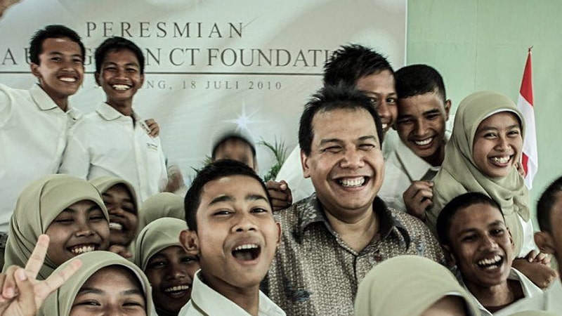 Biografi Chairul Tanjung Lengkap - Bersama Anak Yayasan CT Arsa