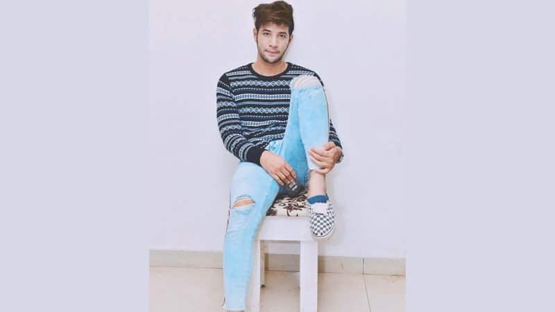 Instagram Ammar Zoni - Ngồi trên ghế