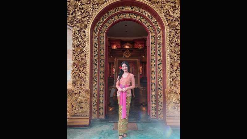Potret Natasha Wilona - Mencoba Pakaian Adat saat di Bali