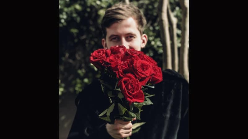 Chân dung DJ Walker - Hoa hồng cho mặt nạ