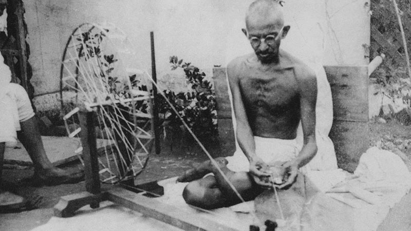 Gandhi Menenun Benang