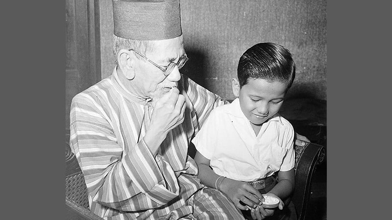 Biografi KH Agus Salim - Dengan Anak Bungsunya