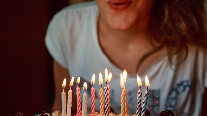 Ucapan Selamat Ulang Tahun untuk Teman - Meniup Lilin