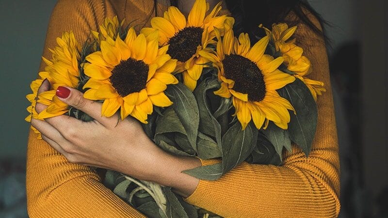 Kata Mutiara Wanita Tegar - Memeluk Bunga Matahari