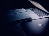 Kata-Kata Lelah Bekerja - Laptop dan Buku