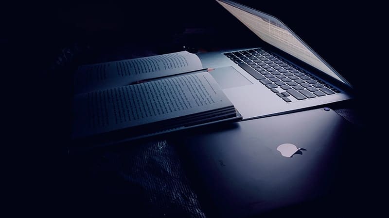 Kata-Kata Lelah Bekerja - Laptop dan Buku