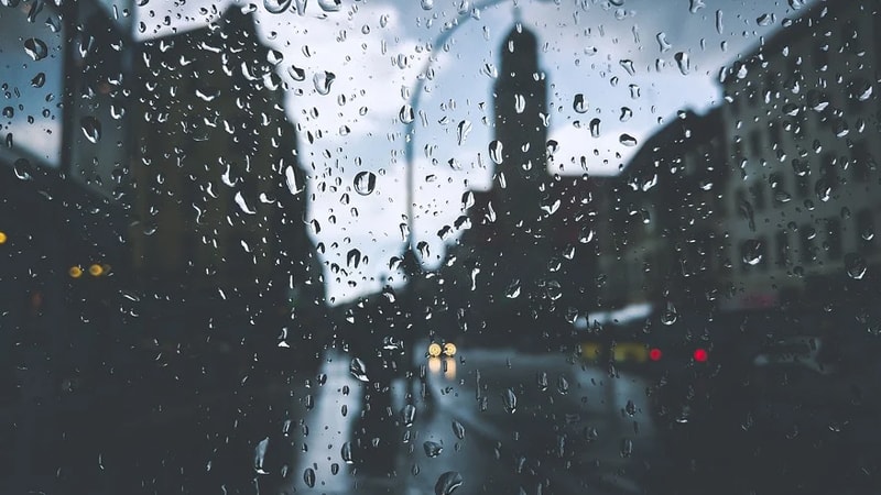 Kata-Kata Lucu tentang Hujan - Sisa-Sisa Air Hujan di Jendela