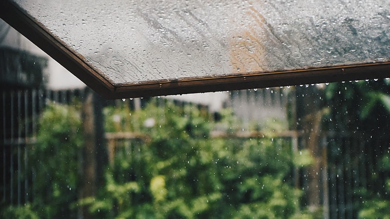 Kata-Kata Bijak Mutiara tentang Hujan - Di Atap