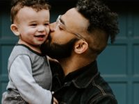 Kata Motivasi Buat Anak Laki-Laki - Ayah Mencium Pipi Putra